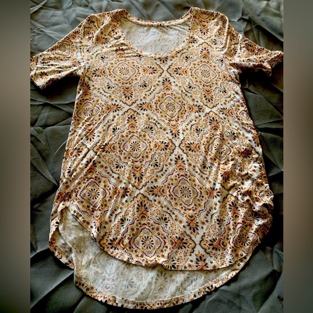 24/7 Maurices Small Short Sleeve Patterned Cream and Brown Women's Top Preloved